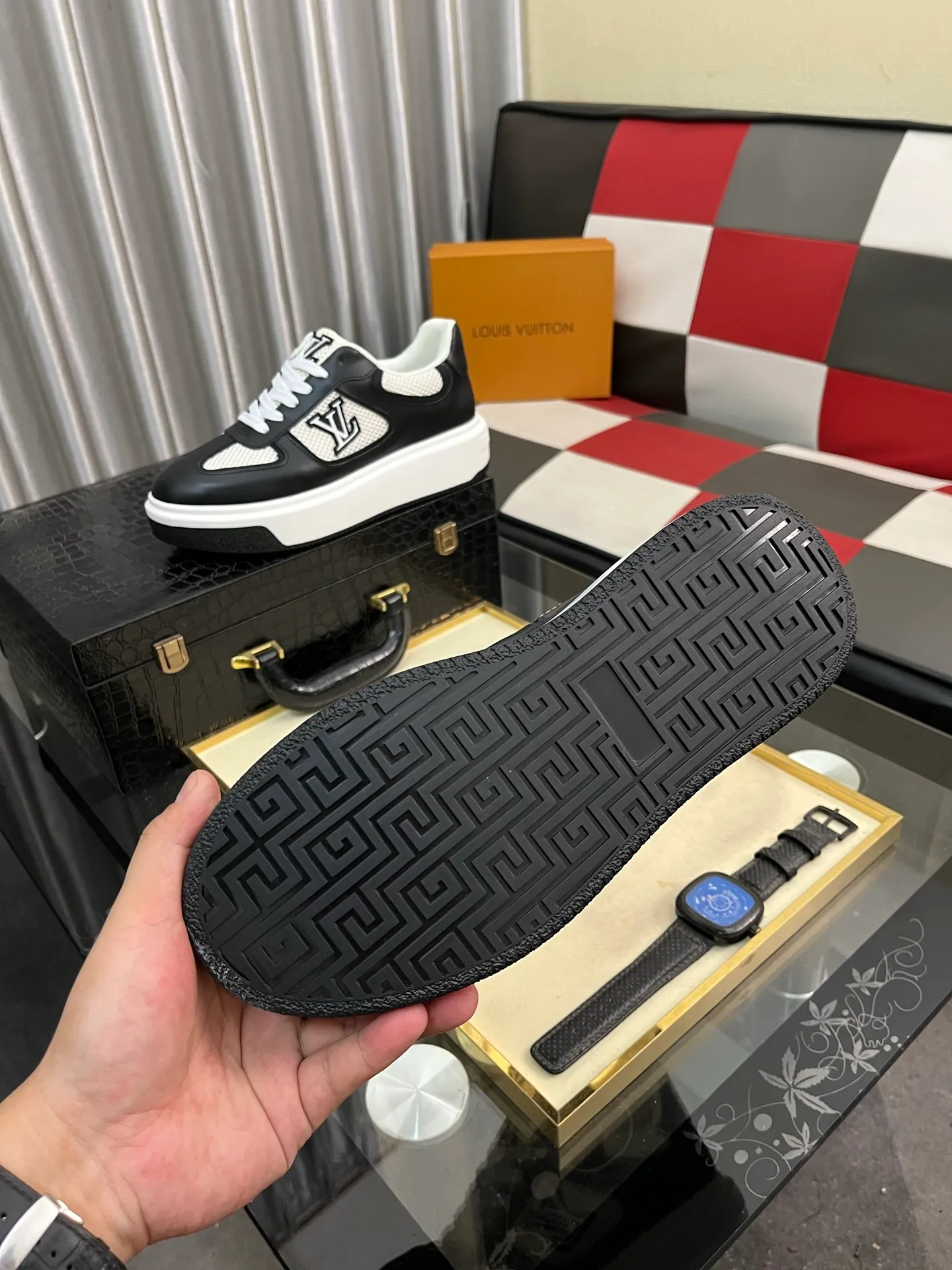 Men's shoes 💰458⌚️⌚️《Louis vuitton/LV Louis Vuitton》original quality.~ Unique modern style sneakers. 🏃A must-have casual shoe for trendy men😍😍 Original brand imported from Italy, imported original leather, cowhide lining (refuses to discolor and grind feet) sole: original sole provided by the original factory, French lazy style design ⚠️Fit to the feet, original quality, super comfortable original sole. Code number: 38-442️⃣Colors available